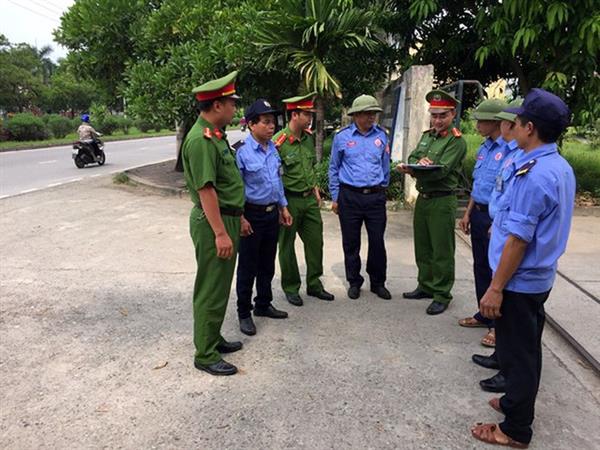 Tổ chức hướng dẫn, quản lý và kiểm tra việc thực hiện nhiệm vụ của lực lượng bảo vệ cơ quan, doanh nghiệp Tổ chức hướng dẫn, quản lý và kiểm tra việc thực hiện nhiệm vụ của lực lượng bảo vệ cơ quan, doanh nghiệp